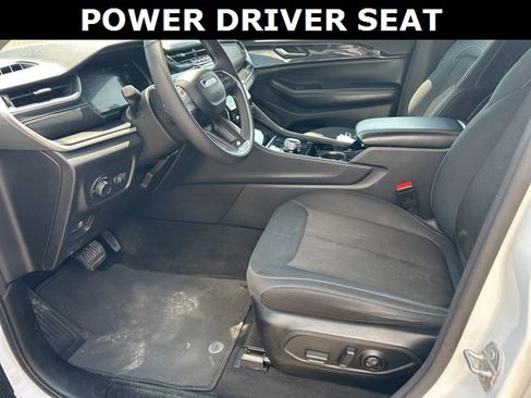 Used 2023 Jeep Grand Cherokee Laredo image 11