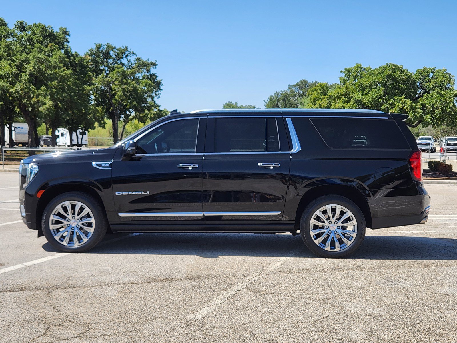 Used 2023 GMC Yukon XL Denali AWD/4WD image 3