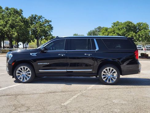 Used 2023 GMC Yukon XL Denali AWD/4WD image 3