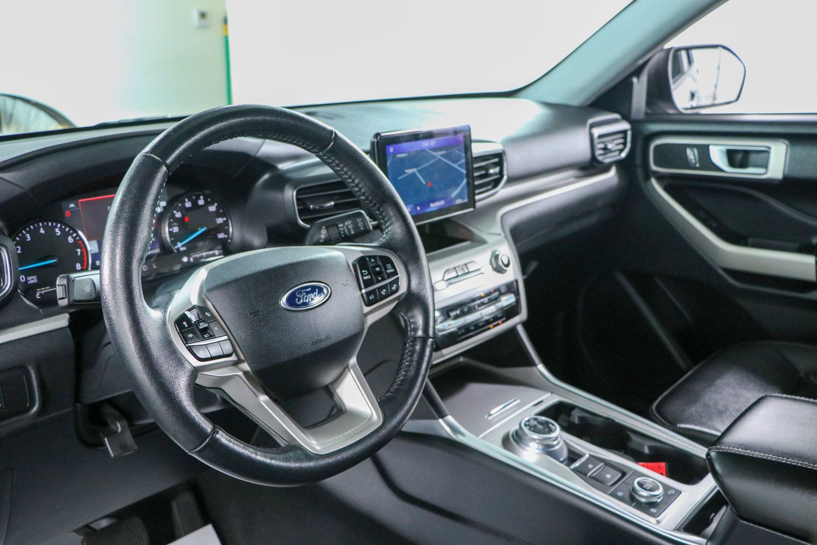 Used 2021 Ford Explorer XLT w/ Equipment Group 202A AWD/4WD image 22