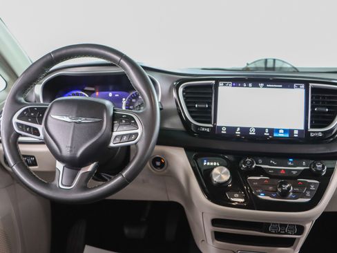 Used 2023 Chrysler Pacifica Touring-L FWD image 17