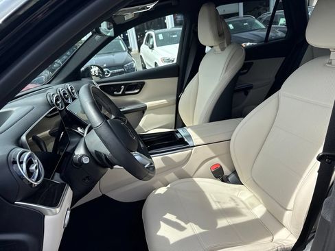 Used 2025 Mercedes-Benz GLC 300 4MATIC image 6