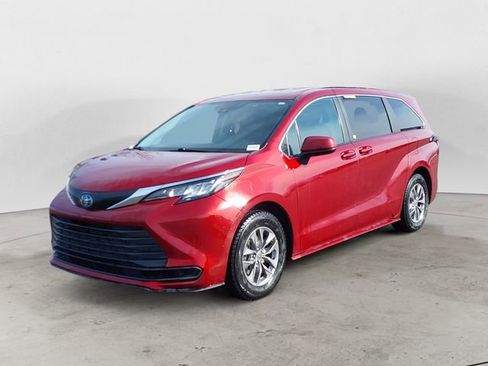 Used 2022 Toyota Sienna LE image 1