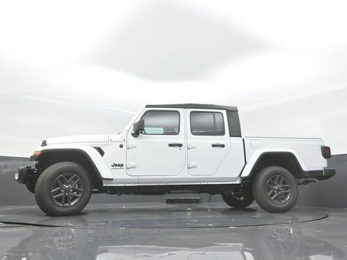 New 2025 Jeep Gladiator Sport image 27