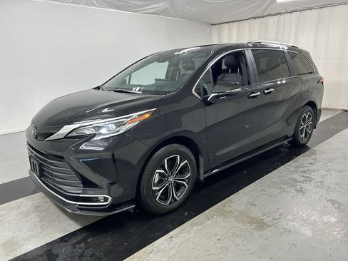 Used 2026 Toyota Sienna Platinum AWD/4WD image 5