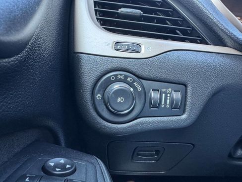 Used 2017 Jeep Cherokee Latitude w/ Cold Weather Group image 11