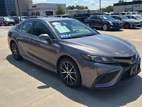 Used 2024 Toyota Camry SE FWD image 1