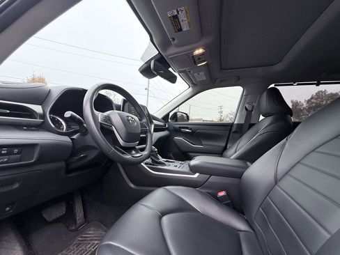 Used 2024 Toyota Highlander XLE image 9