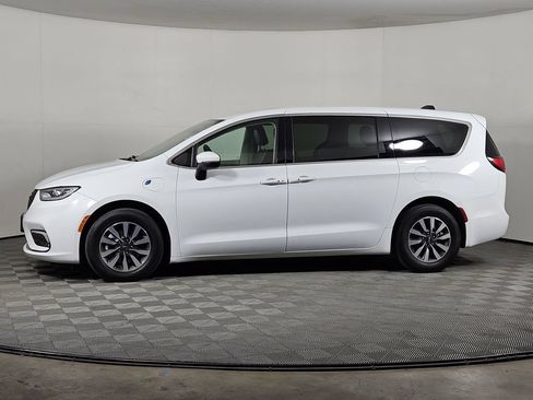 Used 2023 Chrysler Pacifica Touring-L FWD image 3