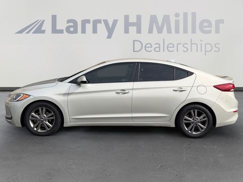 Used 2017 Hyundai Elantra SE image 2