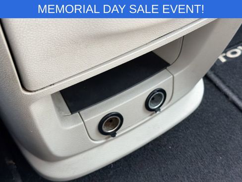 Used 2014 Chrysler Town & Country Touring FWD image 30