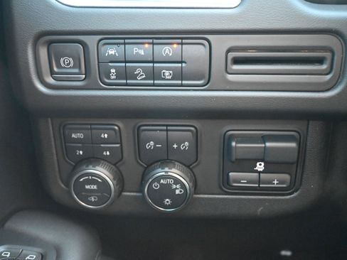 Used 2023 Chevrolet Tahoe Z71 w/ Z71 Off-Road Package image 29