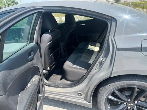 Used 2017 Dodge Charger SE w/ Power Sunroof Group RWD image 10