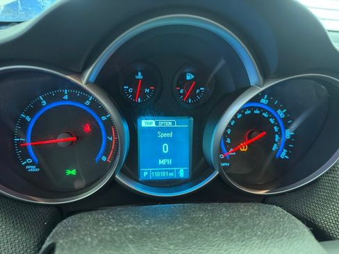 Used 2016 Chevrolet Cruze LT FWD image 3