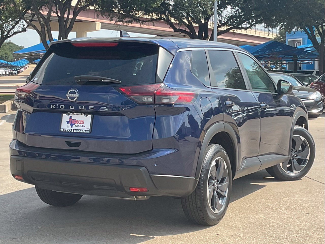 Used 2025 Nissan Rogue SV FWD image 4