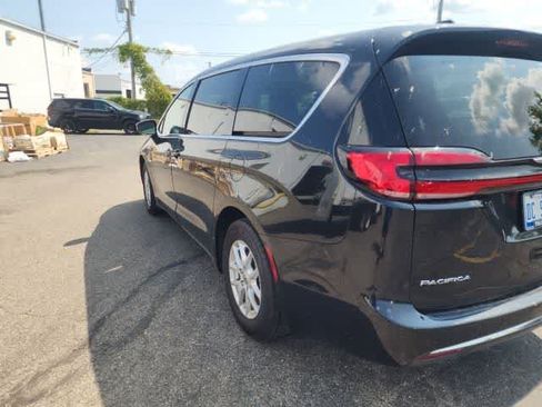 Used 2023 Chrysler Pacifica Touring-L FWD image 18