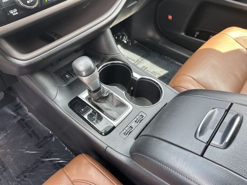 Used 2018 Toyota Highlander Limited Platinum AWD/4WD image 26