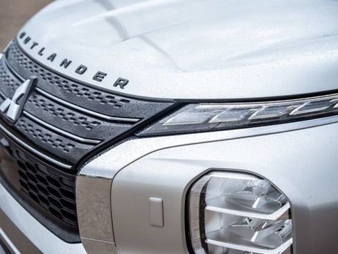 Used 2024 Mitsubishi Outlander SE AWD/4WD image 13