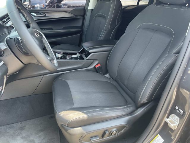 Used 2023 Jeep Grand Cherokee Laredo AWD/4WD image 24