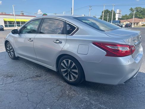 Used 2016 Nissan Altima 2.5 SV w/ Convenience Package FWD image 3