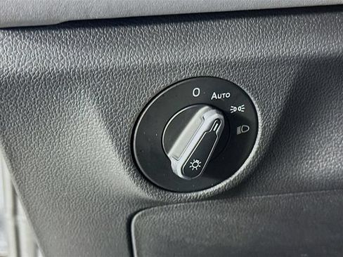 Used 2025 Volkswagen Jetta SE FWD image 21