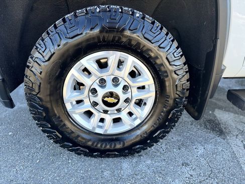 Used 2022 Chevrolet Silverado 2500 LT w/ Convenience Package image 3