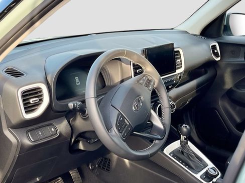 Used 2025 Hyundai Venue Limited FWD image 9