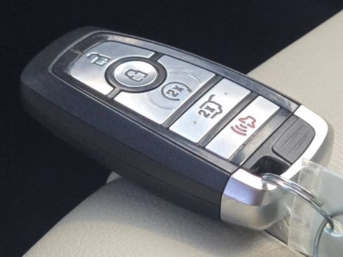 Used 2020 Ford Edge Titanium FWD image 34