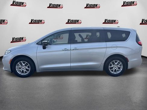 Used 2024 Chrysler Pacifica Touring-L FWD image 10