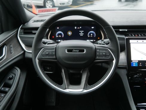 New 2025 Jeep Grand Cherokee Limited w/ Black Appearance Package image 11