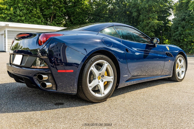 Used 2012 Ferrari California RWD image 17