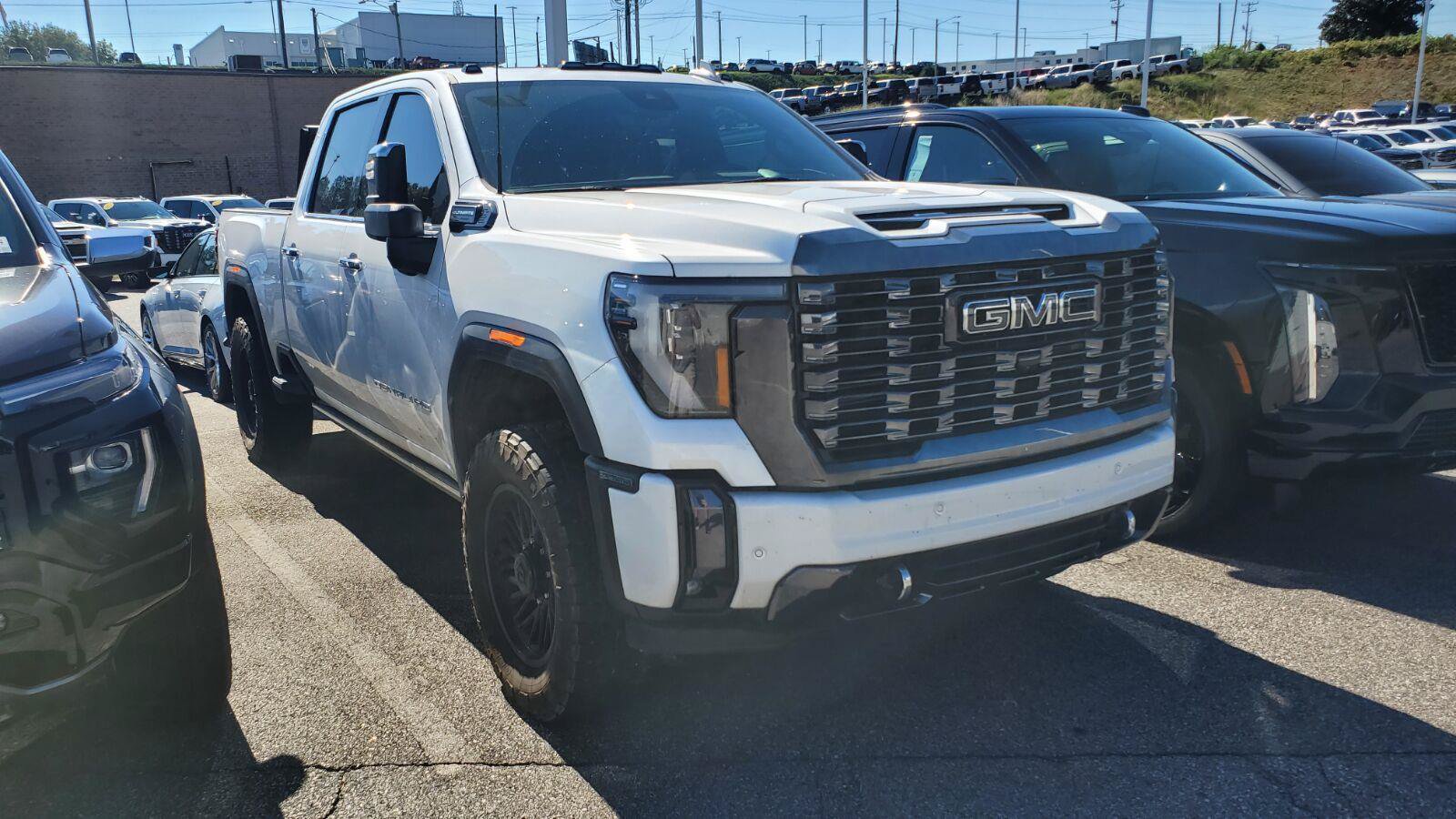 Used 2024 GMC Sierra 2500 Denali Ultimate AWD/4WD image 2