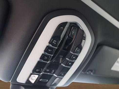 Used 2025 Porsche Macan image 21