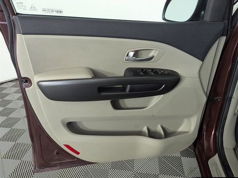 Used 2020 Kia Sedona LX image 18