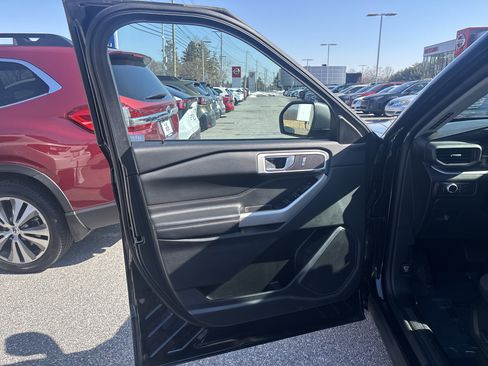 Used 2022 Ford Explorer XLT image 16