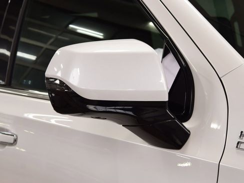 Used 2024 Chevrolet Suburban High Country w/ Advanced Technology Package image 17