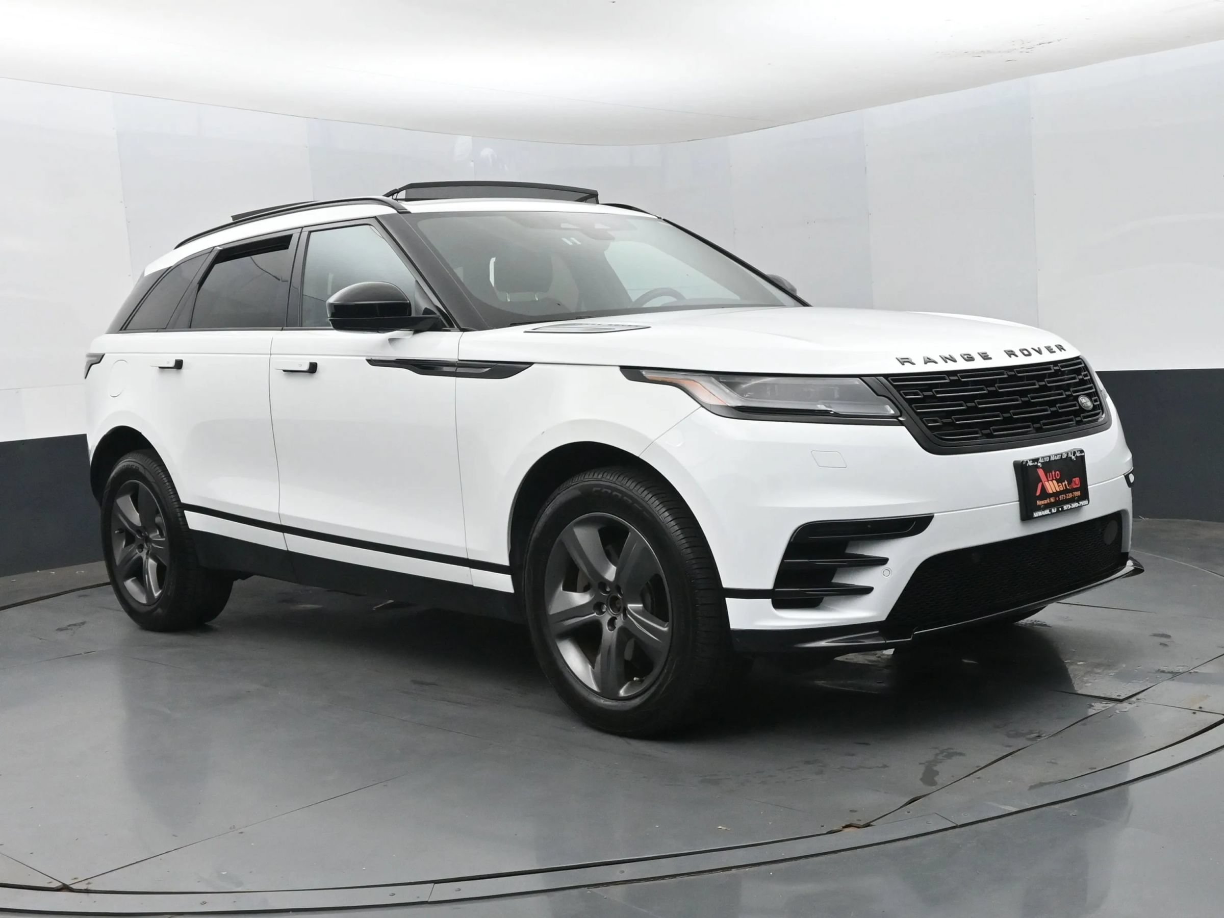 Used 2025 Land Rover Range Rover Velar Dynamic SE AWD/4WD image 2