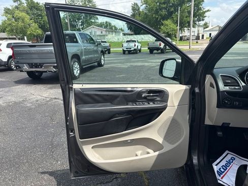 Used 2017 Dodge Grand Caravan SXT FWD image 13