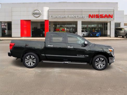 Used 2019 Nissan Titan SL image 2