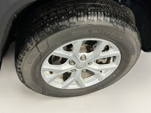 Used 2023 Jeep Grand Cherokee L Limited w/ Luxury Tech Group II image 32