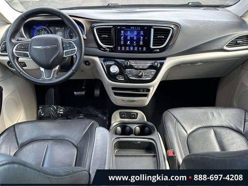 Used 2017 Chrysler Pacifica Touring-L w/ Tire & Wheel Group FWD image 12