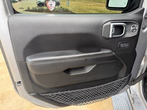 Used 2020 Jeep Gladiator Overland image 12