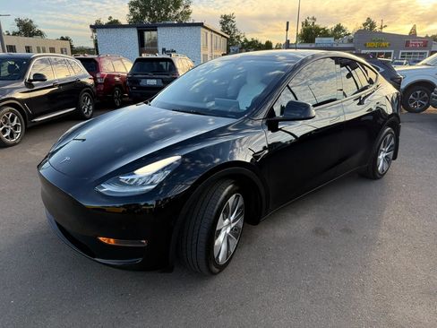 Used 2022 Tesla Model Y Long Range AWD/4WD image 5