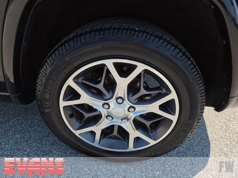 Used 2019 Jeep Grand Cherokee Overland AWD/4WD image 25