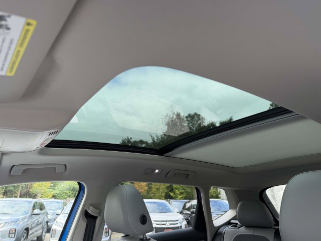 Used 2023 Volkswagen Taos SE w/ Panoramic Sunroof Package AWD/4WD image 17