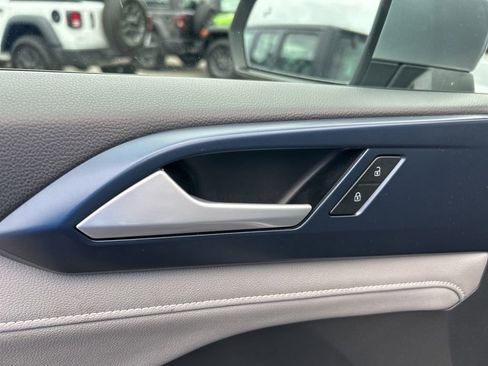 Used 2024 Volkswagen Taos SE image 33