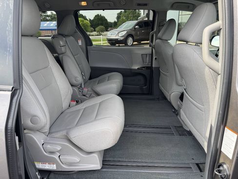 Used 2017 Toyota Sienna FWD image 17