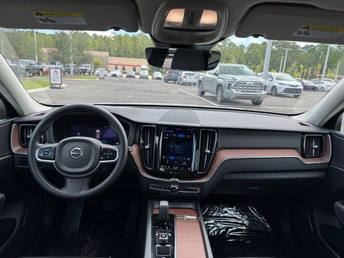 Used 2023 Volvo XC60 B5 Plus image 28