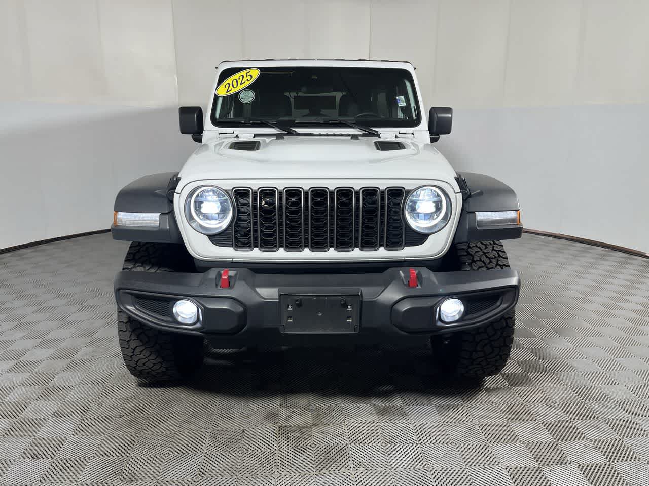 Used 2025 Jeep Wrangler Unlimited Rubicon AWD/4WD image 3