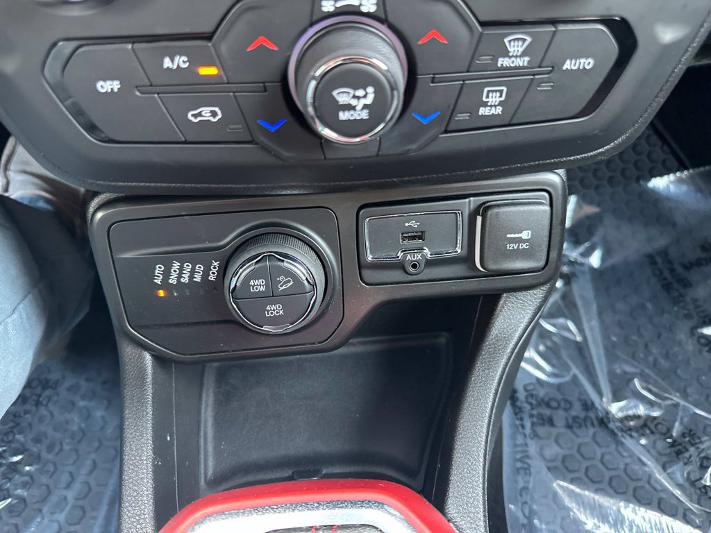 Used 2022 Jeep Renegade Trailhawk AWD/4WD image 45